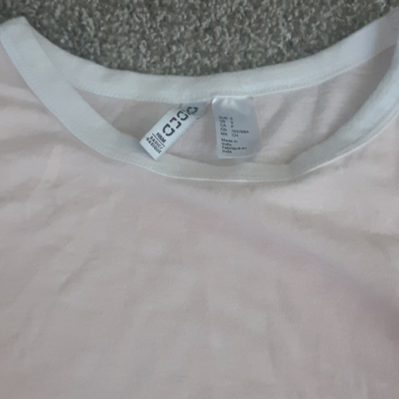 2 H&M divided short sleeve t-shirt - Picture 2 of 3